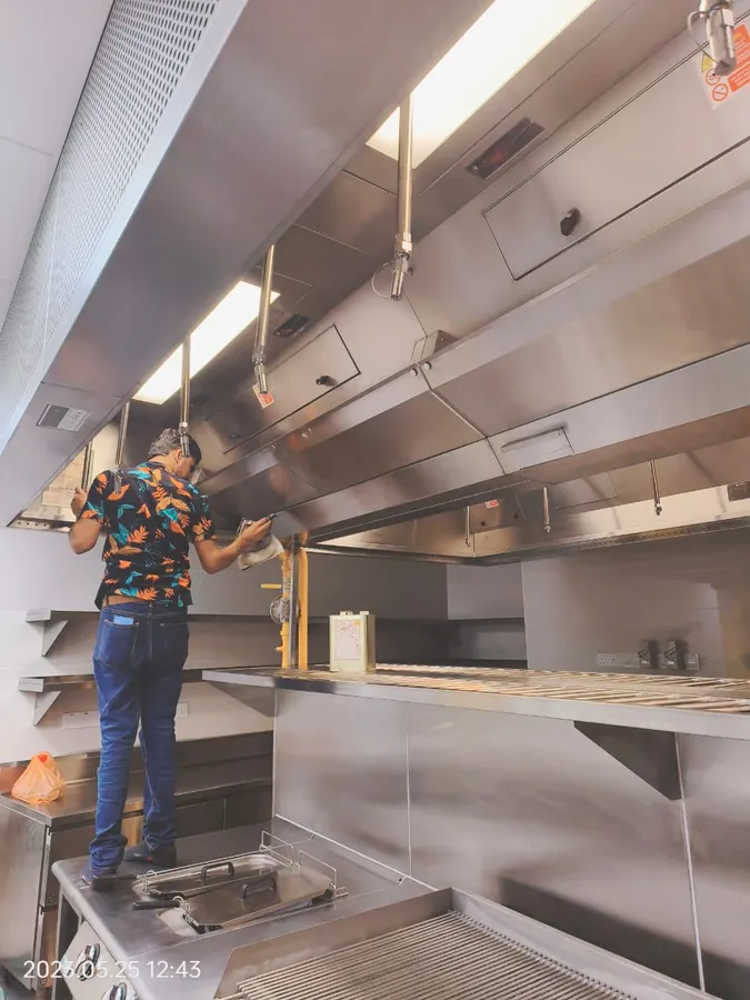 Commercial kitchen deep cleaning